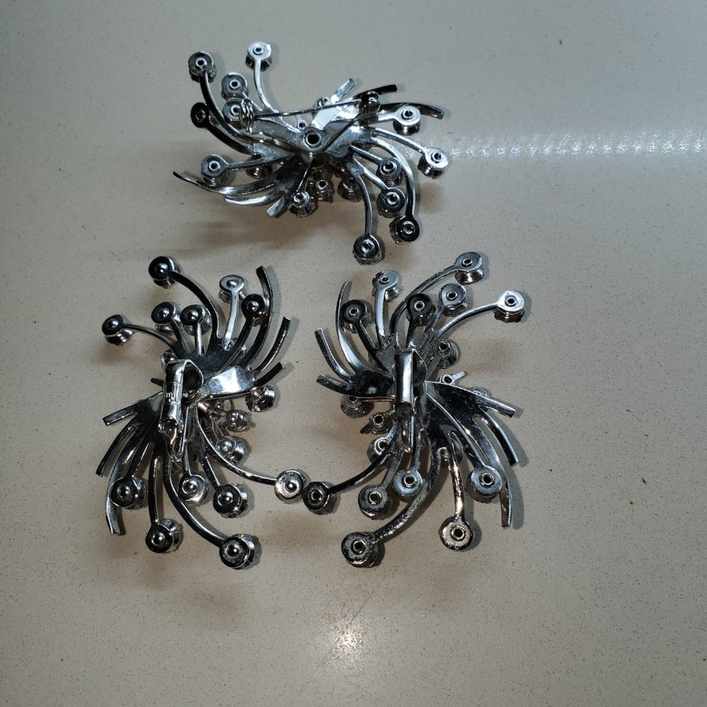 TRUE VINTAGE CLEAR STONE SET OF EARRINGS AND PIN - Picture 2 of 2